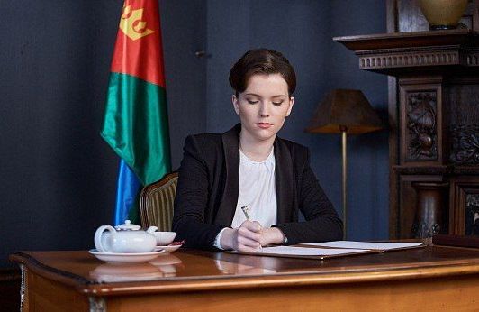 Королева Анна Макко приняла с докладом главу департамента иммиграции и натурализации Таниту Густу