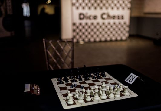 Играйте в шахматы под флагом королевства Северный Бархант