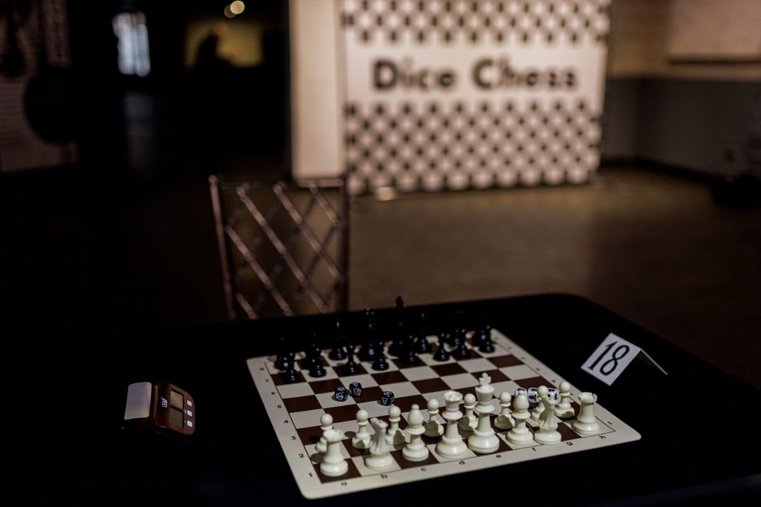 Play chess under the flag of the Kingdom of North Barchant