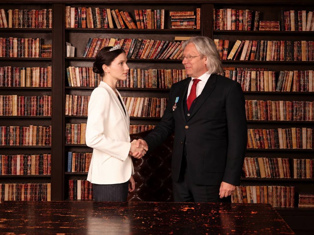 Queen Anna Makko Holds an Official Meeting with Minister of Health Otto Trampiter